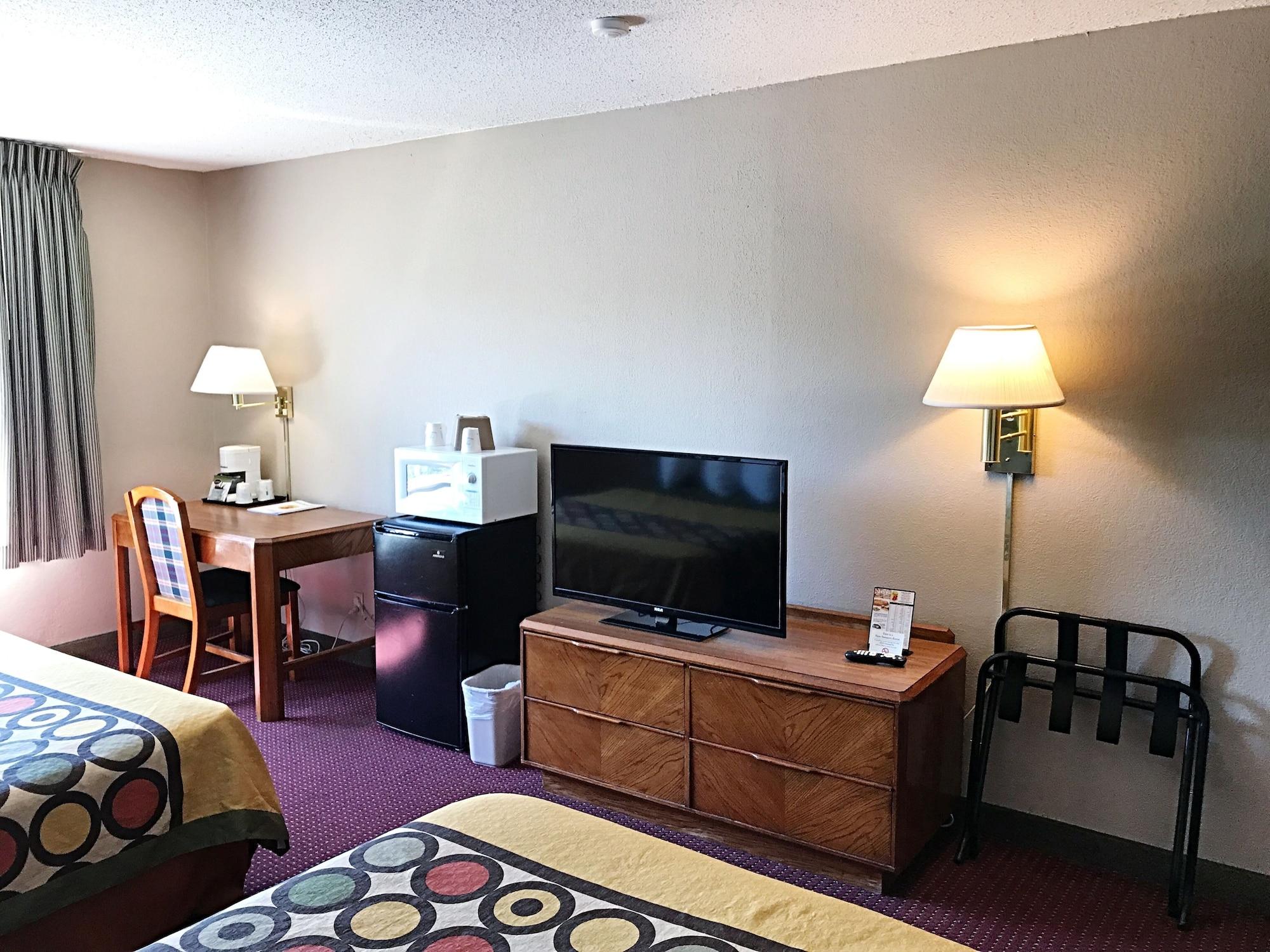 Super 8 By Wyndham Madison East Ξενοδοχείο Εξωτερικό φωτογραφία
