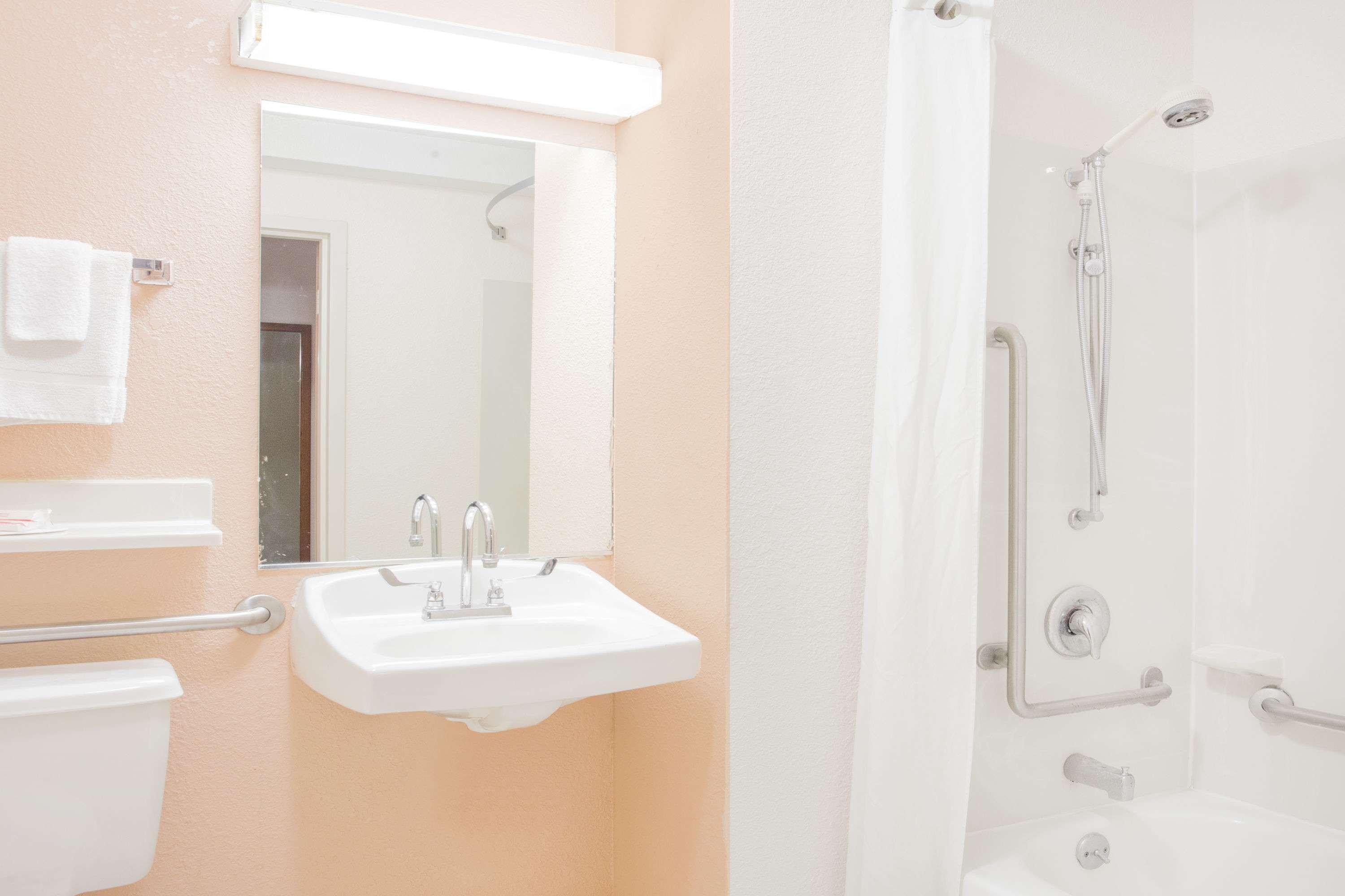 Super 8 By Wyndham Madison East Ξενοδοχείο Εξωτερικό φωτογραφία