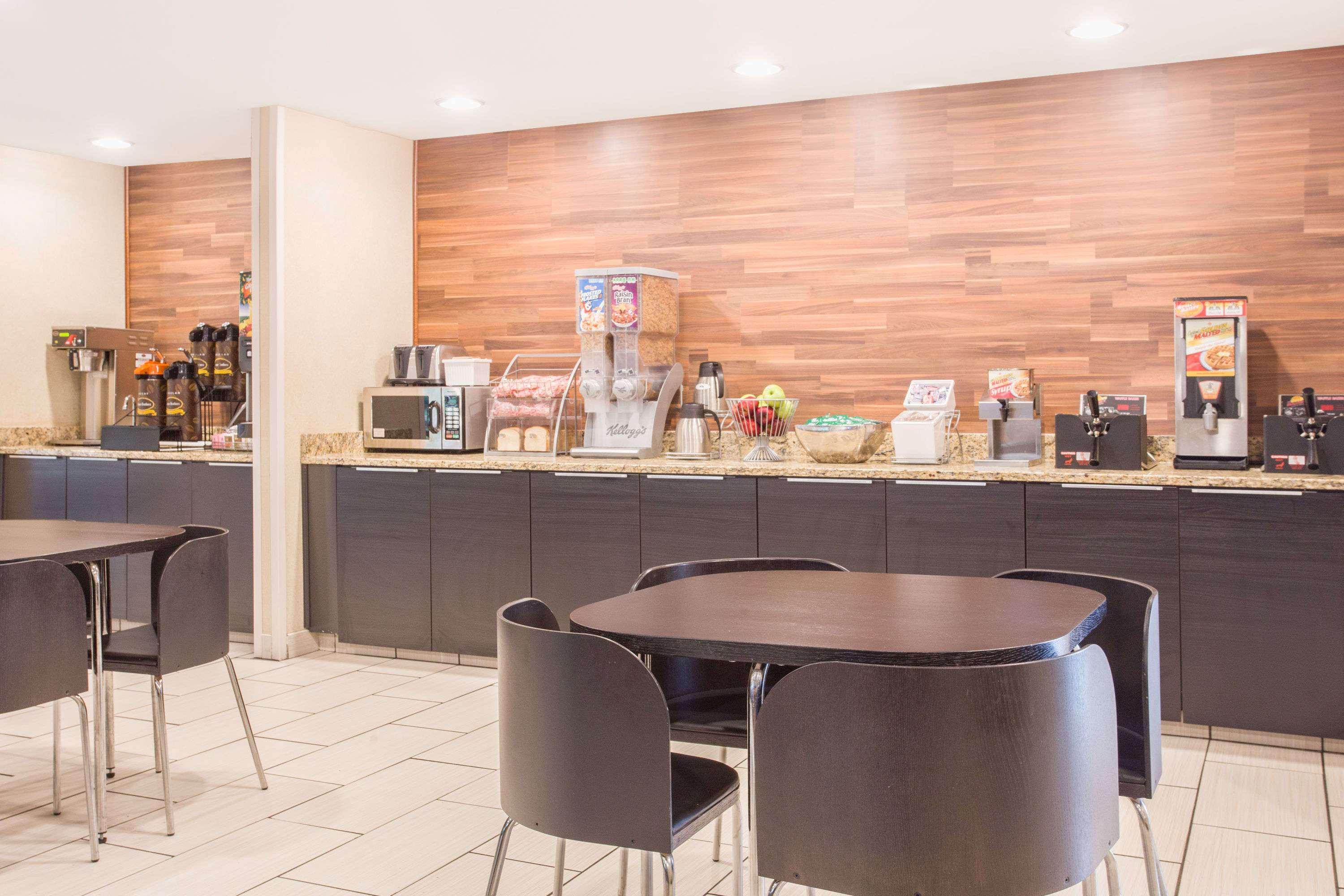 Super 8 By Wyndham Madison East Ξενοδοχείο Εξωτερικό φωτογραφία