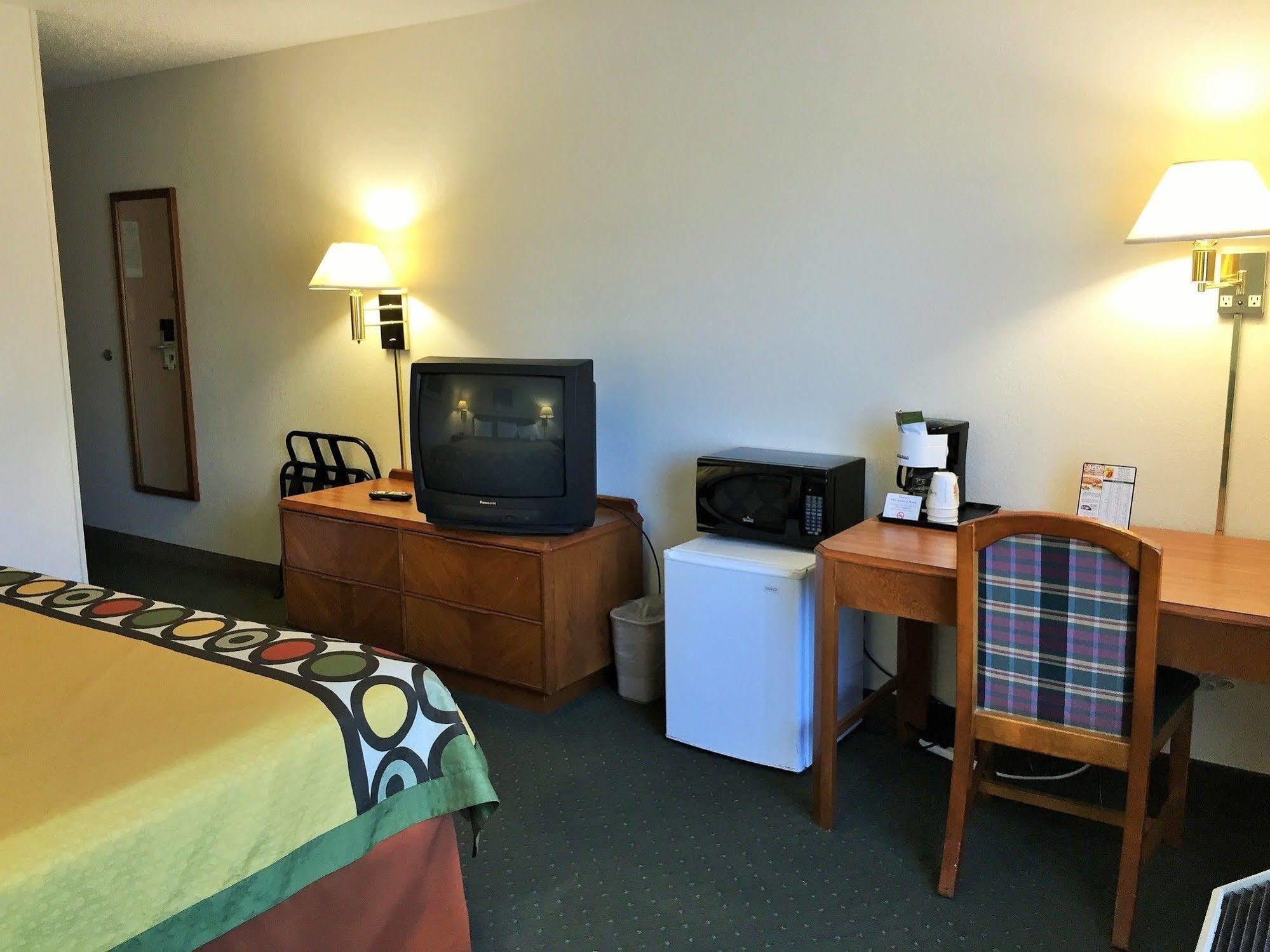 Super 8 By Wyndham Madison East Ξενοδοχείο Εξωτερικό φωτογραφία