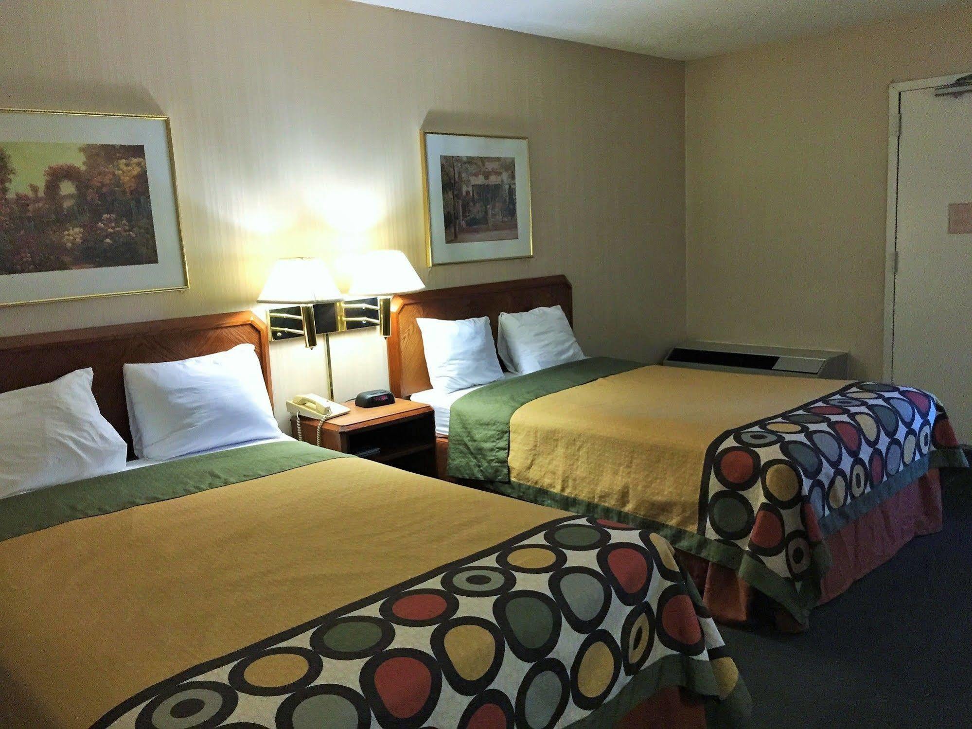 Super 8 By Wyndham Madison East Ξενοδοχείο Εξωτερικό φωτογραφία