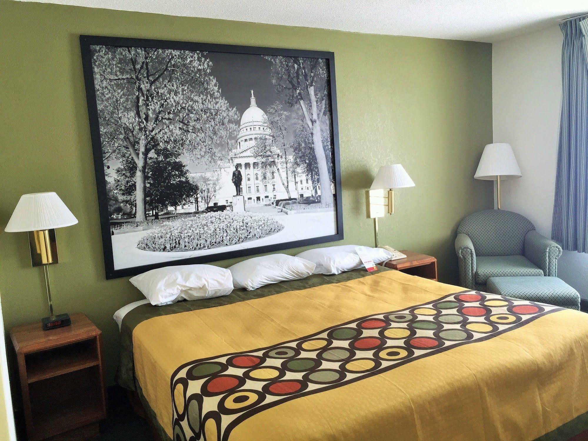 Super 8 By Wyndham Madison East Ξενοδοχείο Εξωτερικό φωτογραφία