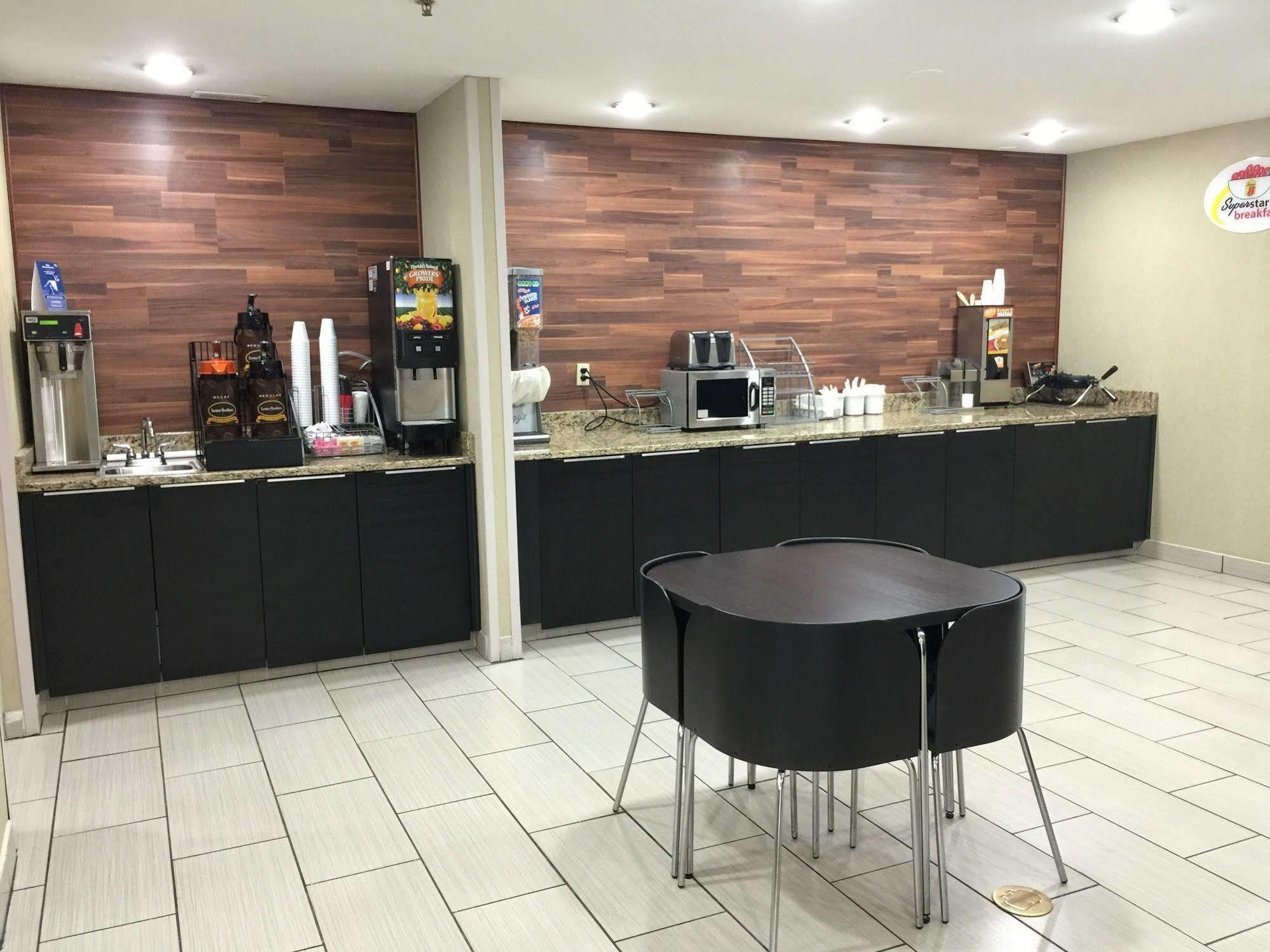 Super 8 By Wyndham Madison East Ξενοδοχείο Εξωτερικό φωτογραφία