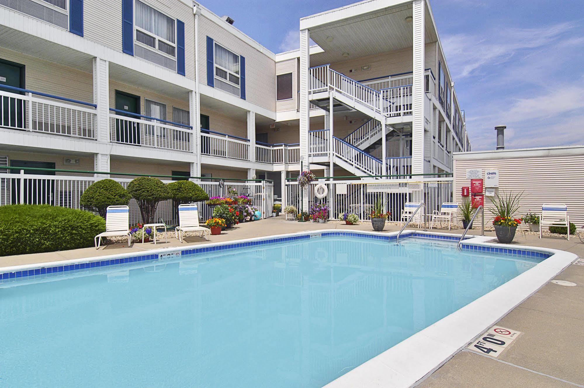 Super 8 By Wyndham Madison East Ξενοδοχείο Εξωτερικό φωτογραφία